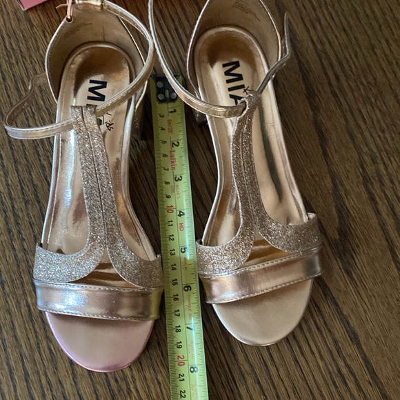 BEAUTIFUL MIA KIDS AUBRIE ROSE GOLD SIZE 2 SHOES . - Picture 6 of 9